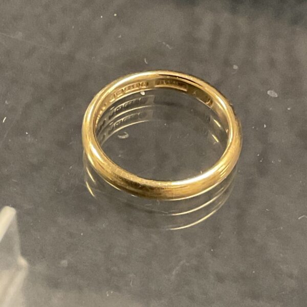 Hallmarked 9ct yellow gold band ring, classic jewellery.