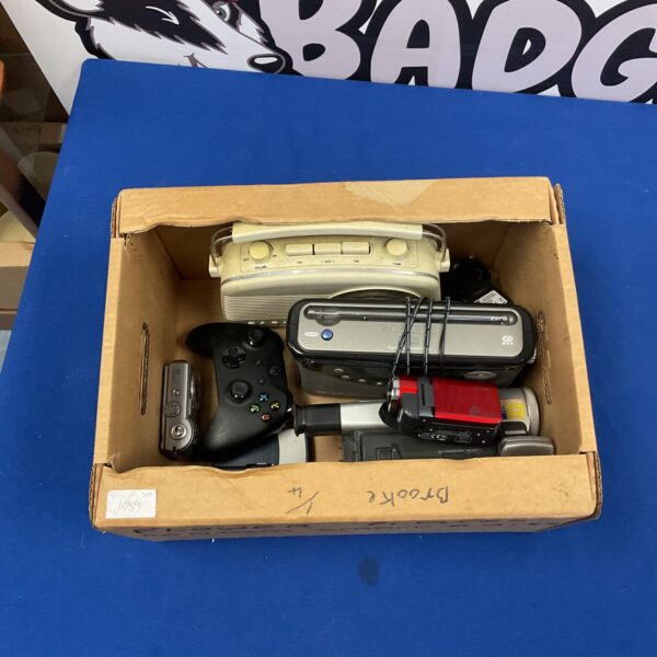 Vintage Roberts RM13 radio as part of a mixed electrical lot.
