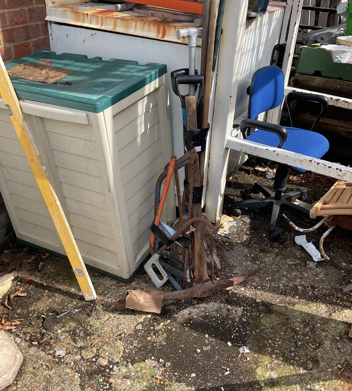 Quantity of garden tools