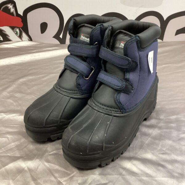 Pair of thinsulate snow boots size 37