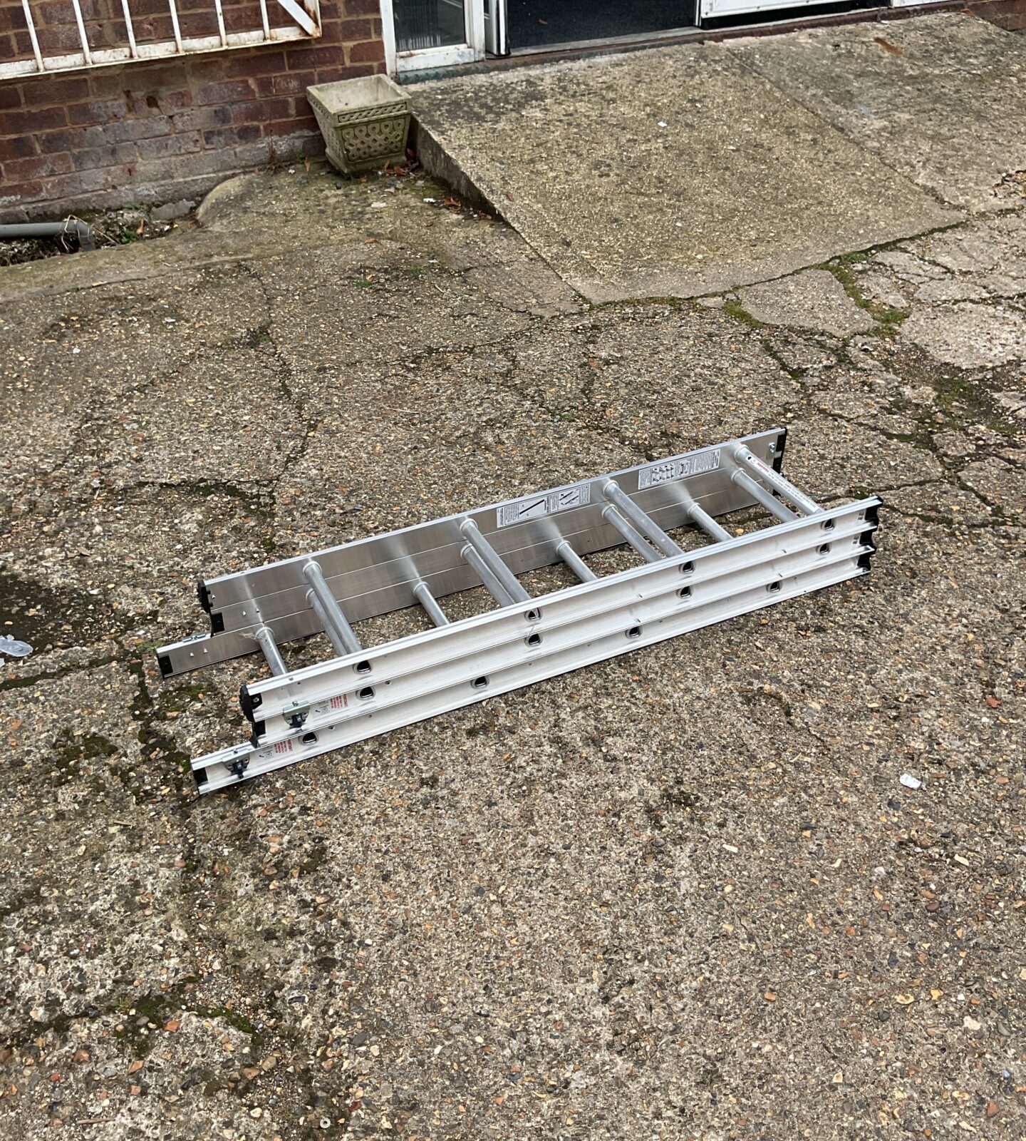 Aluminium extending ladder