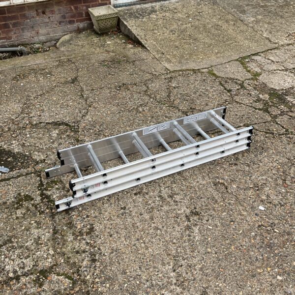 Aluminium extending ladder