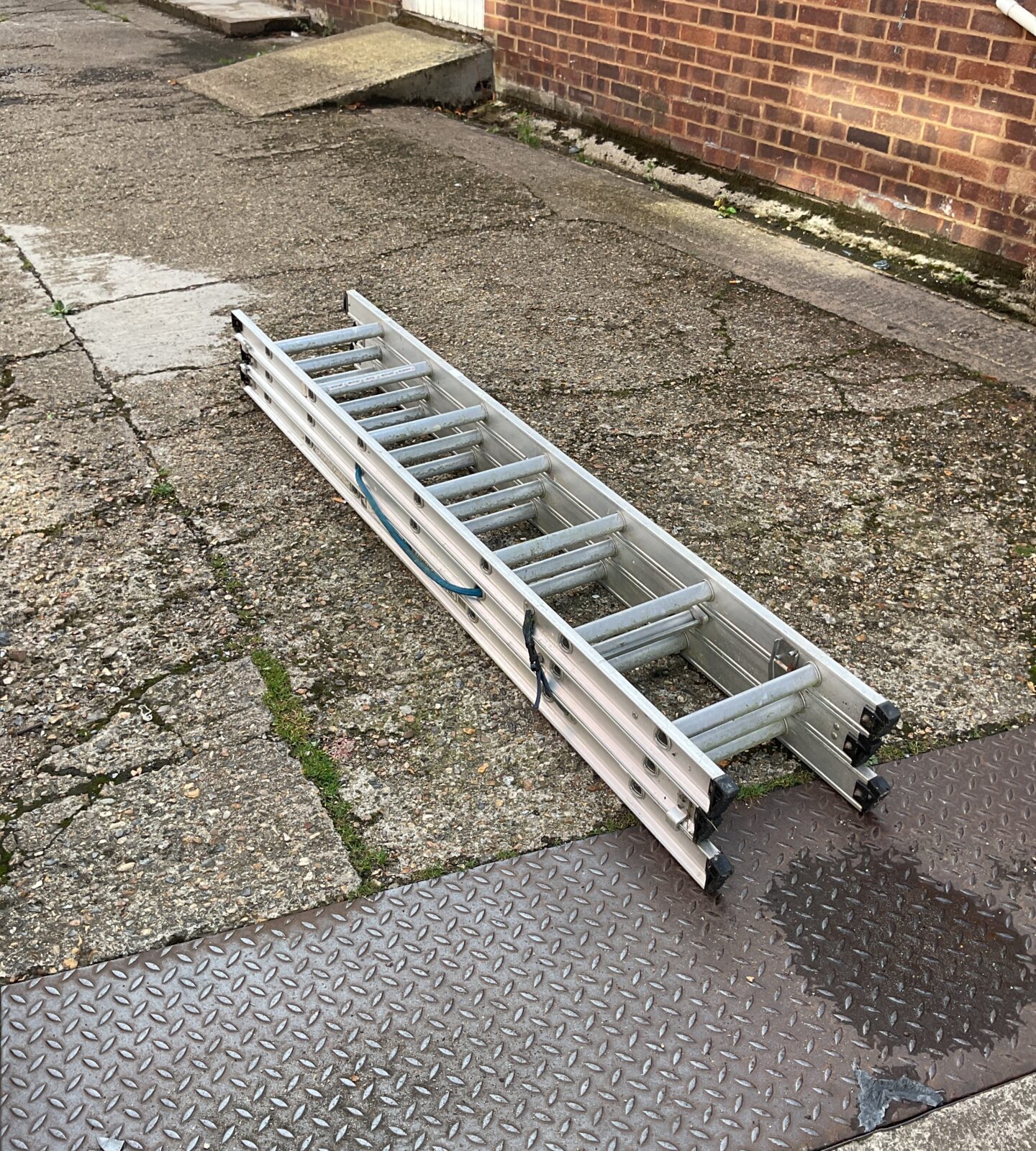Aluminium extending ladder