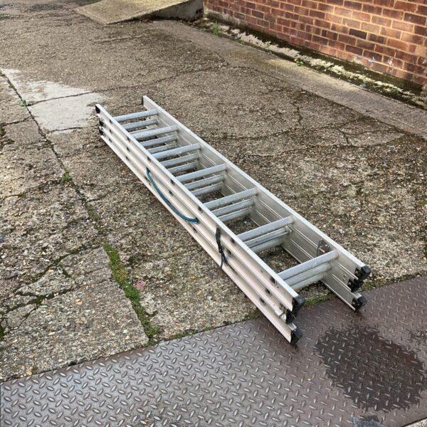 Aluminium extending ladder