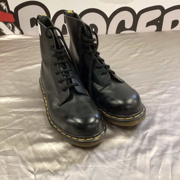 Pair of size 42 Dr. Martens boots as new