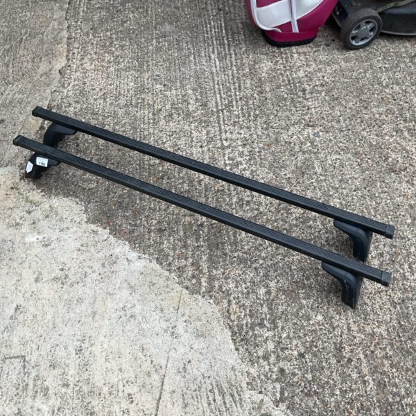 Pair of Thule Car Roof Bars