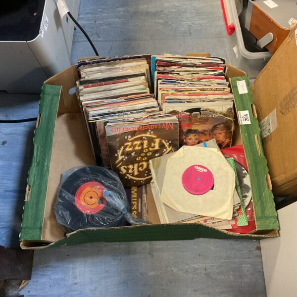Mixed lot of vintage 7 inch vinyl records for collectors.