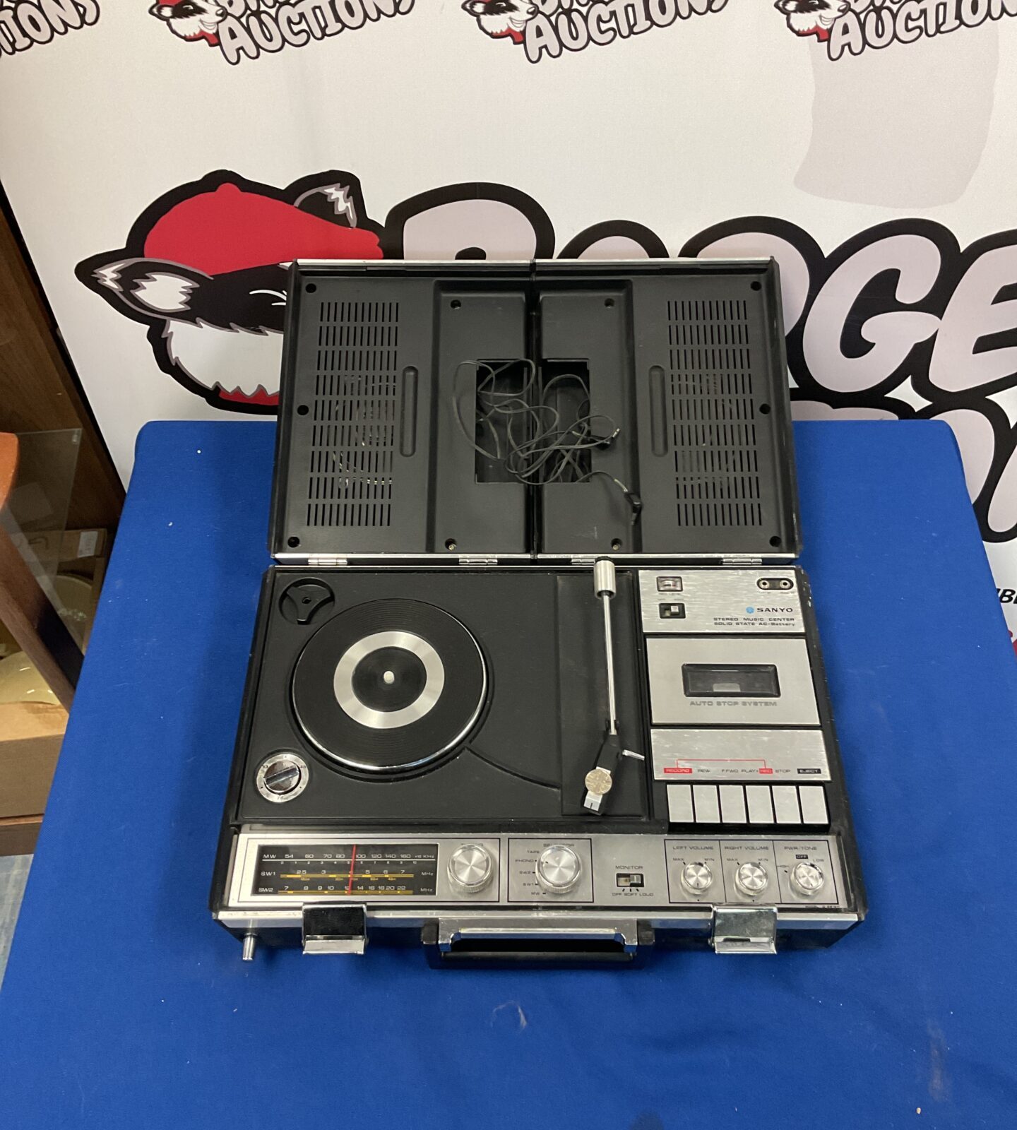 Sanyo Stereo Music Center Model G-2612H – Badgers Auctions