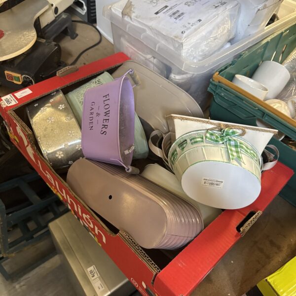Tray of assorted garden planters