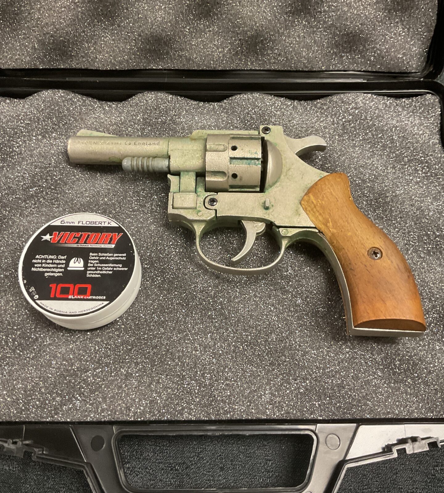 Vintage starting pistol with caps