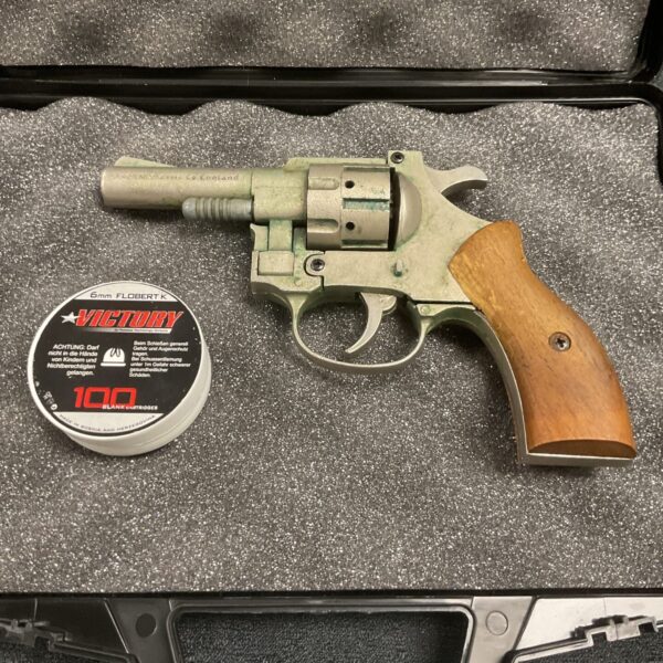Vintage starting pistol with caps