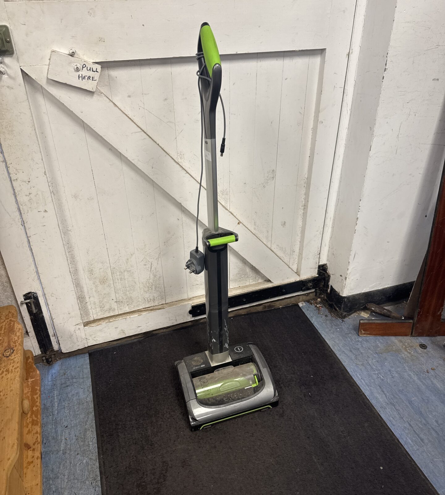Gtech air ram Hoover with charger - working, has cosmetic marks