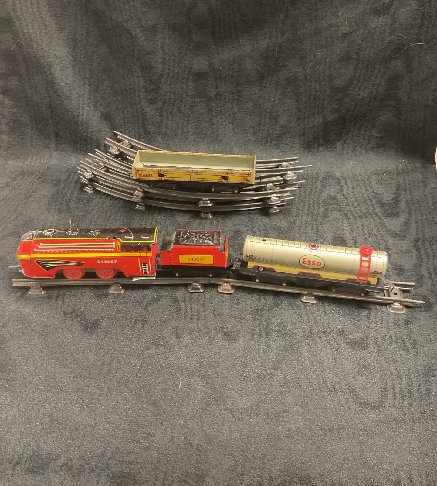 Tinplate clockwork wells brimtoy oo gauge with rolling stock and esso tanker truck with circular track working with key - Image 2