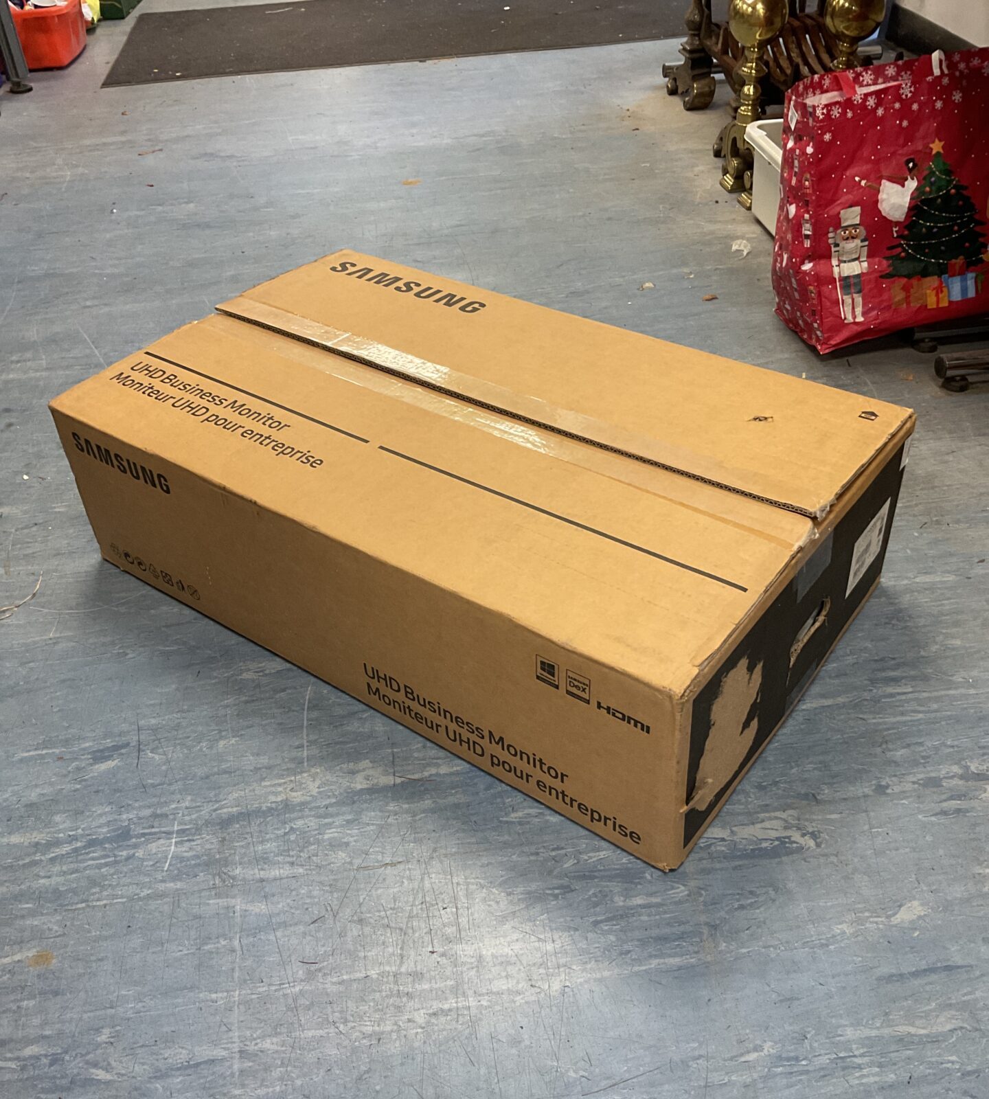 Samsung uhd 32” hdmi business monitor new in box