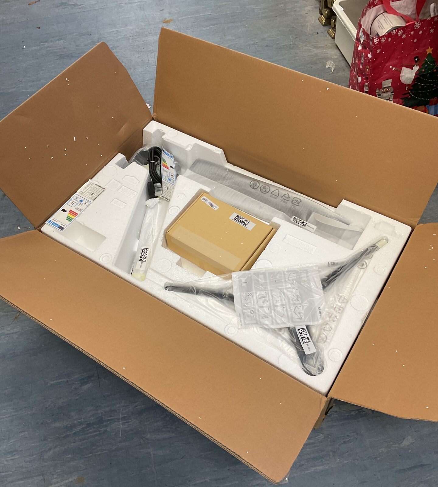 Samsung uhd 32” hdmi business monitor new in box - Image 2