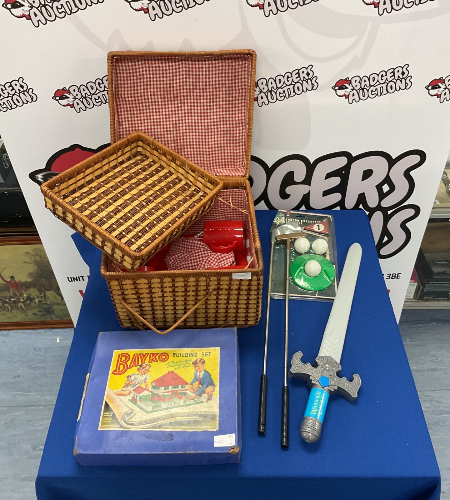 Wicker picnic hamper with bayko building set & indoor golf putting set