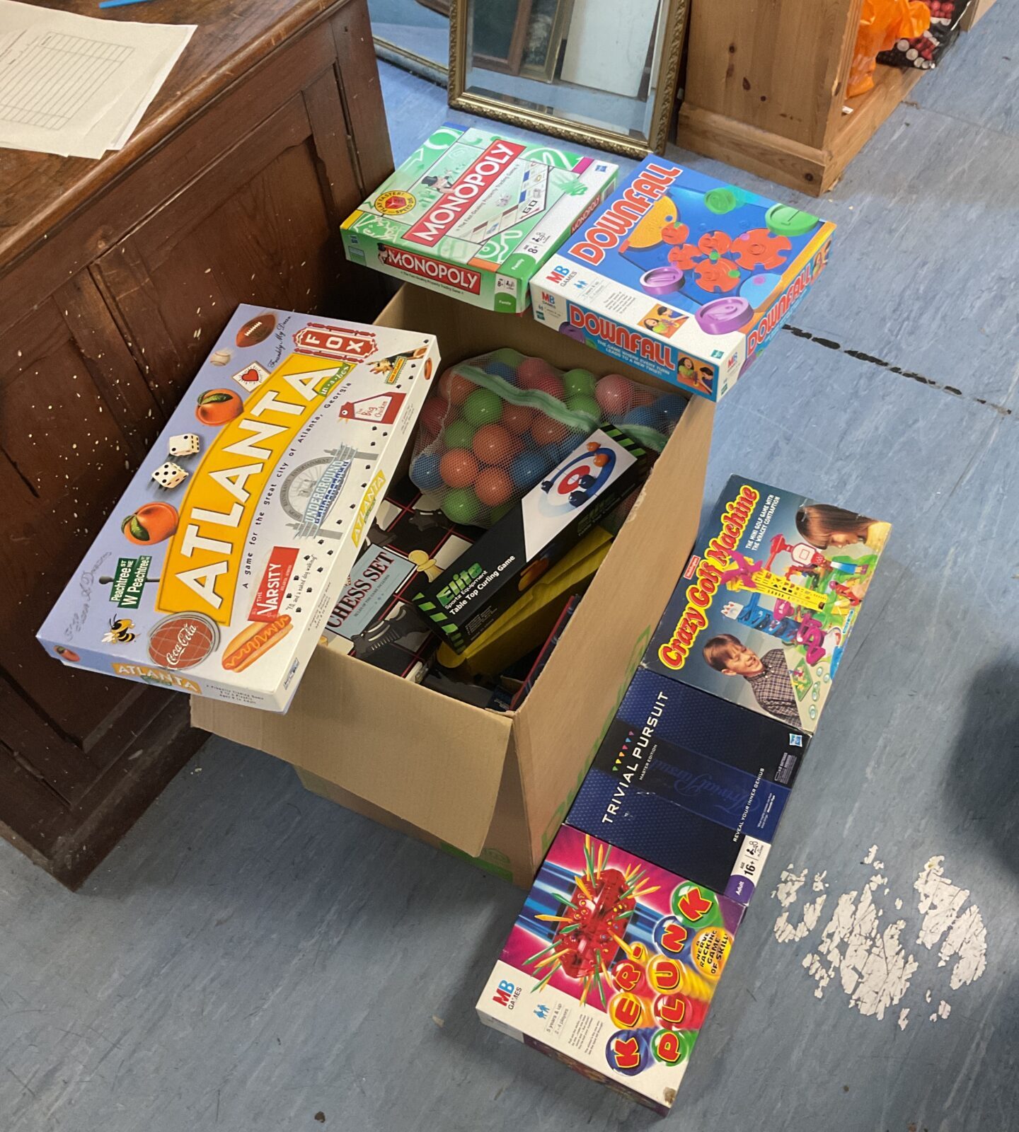 Large lot of boardgames including monopoly, chess & crazy golf machine