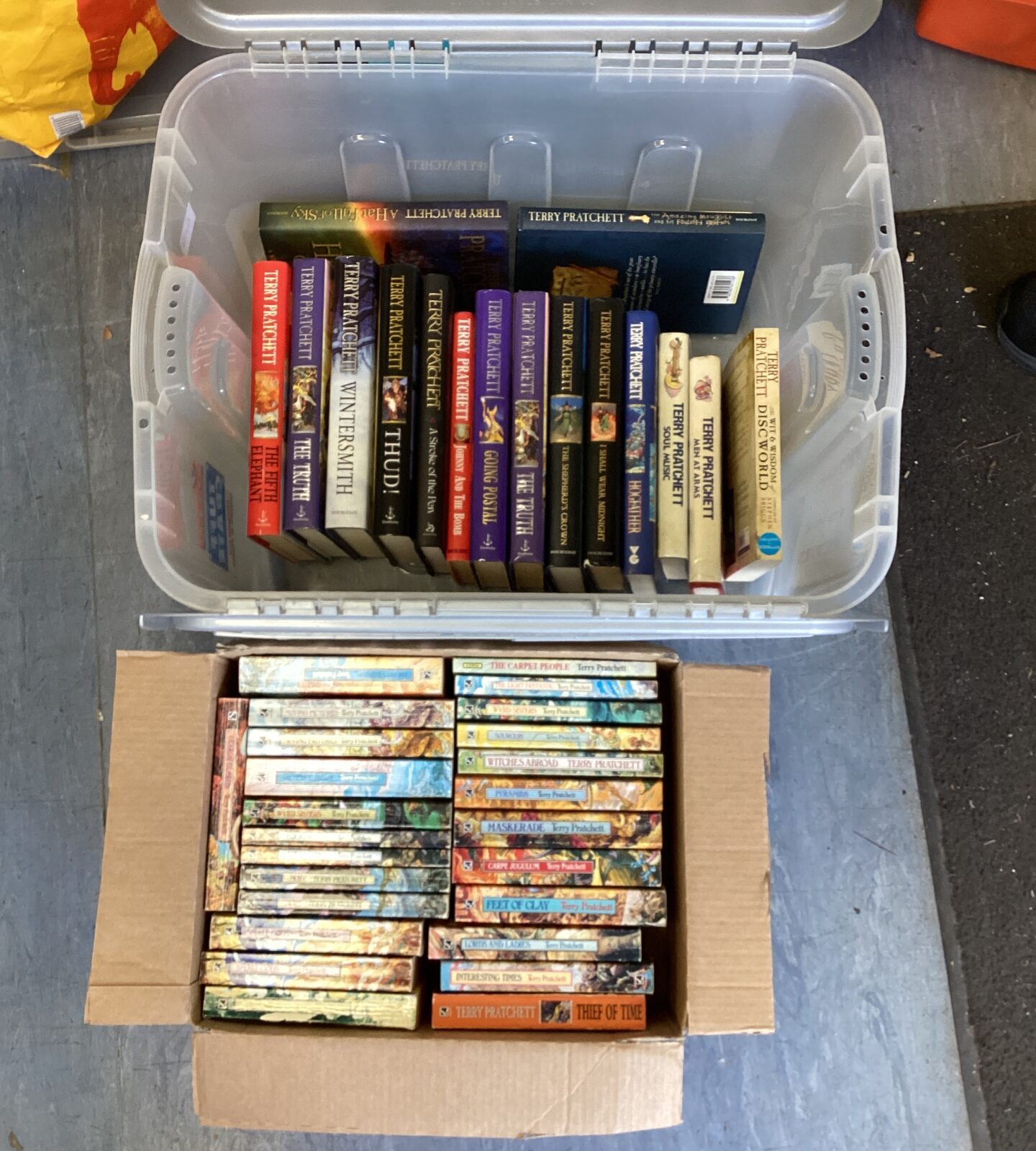 Large quantity of Terry Pratchett novels inc hardbacks