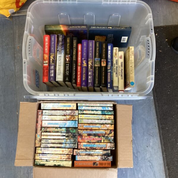 Large quantity of Terry Pratchett novels inc hardbacks