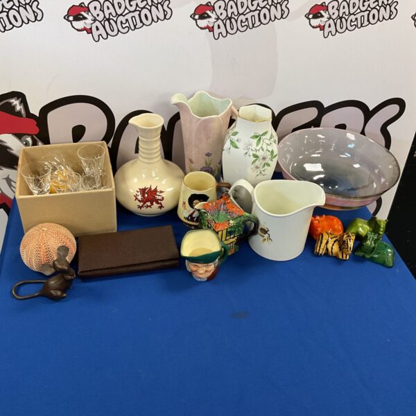 Mixed lot of vintage pottery and porcelain including Sadler pieces.