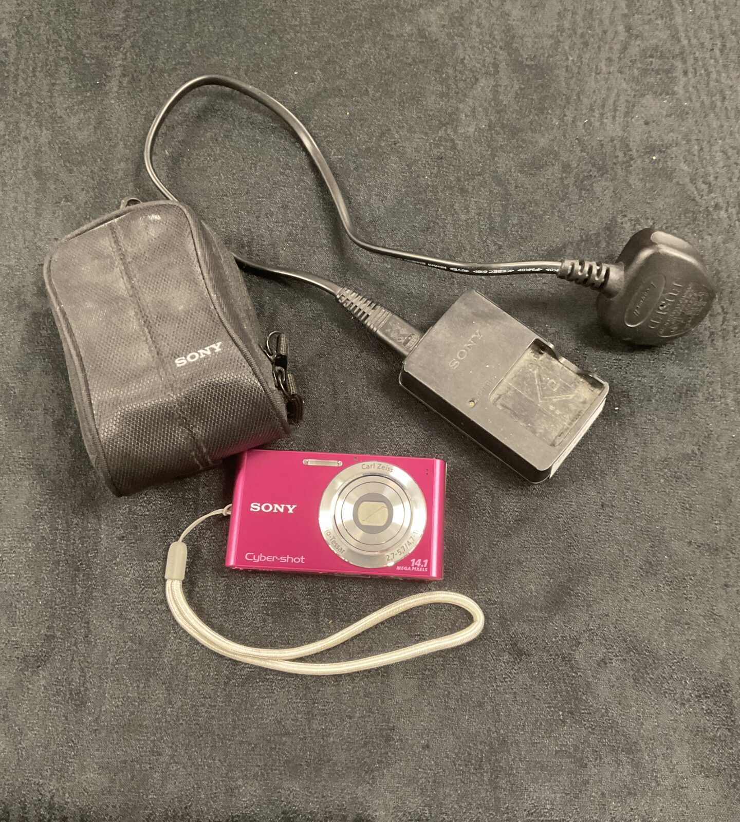 Sony Cyber-shot digital camera with charger working