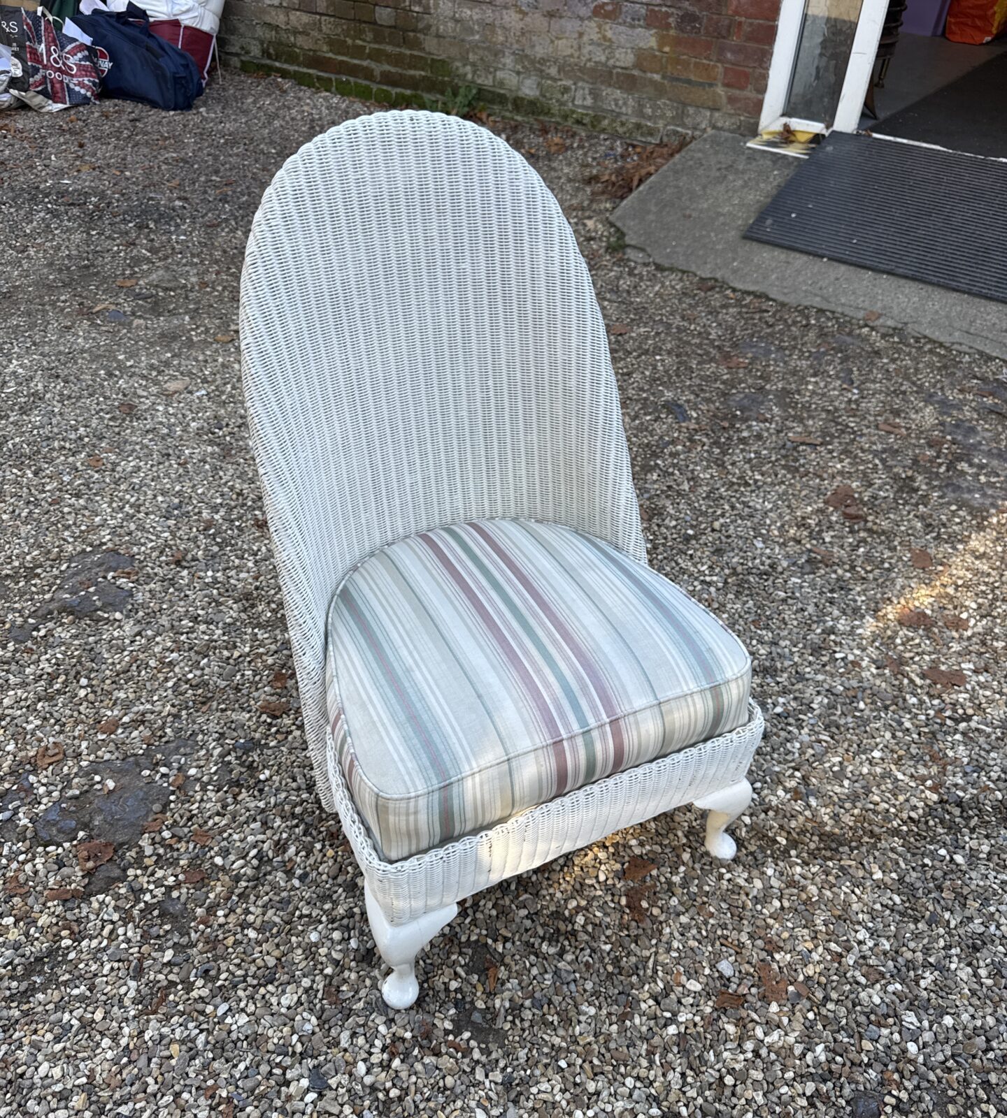 Vintage loom back nursing chair in good condition.