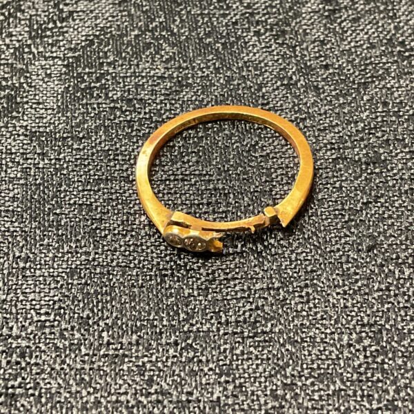 18ct gold ring scrap for melting or repair.