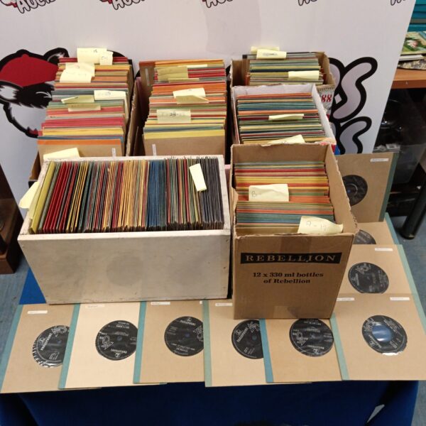 Large lot of vintage 7 inch vinyl records including Beatles singles.