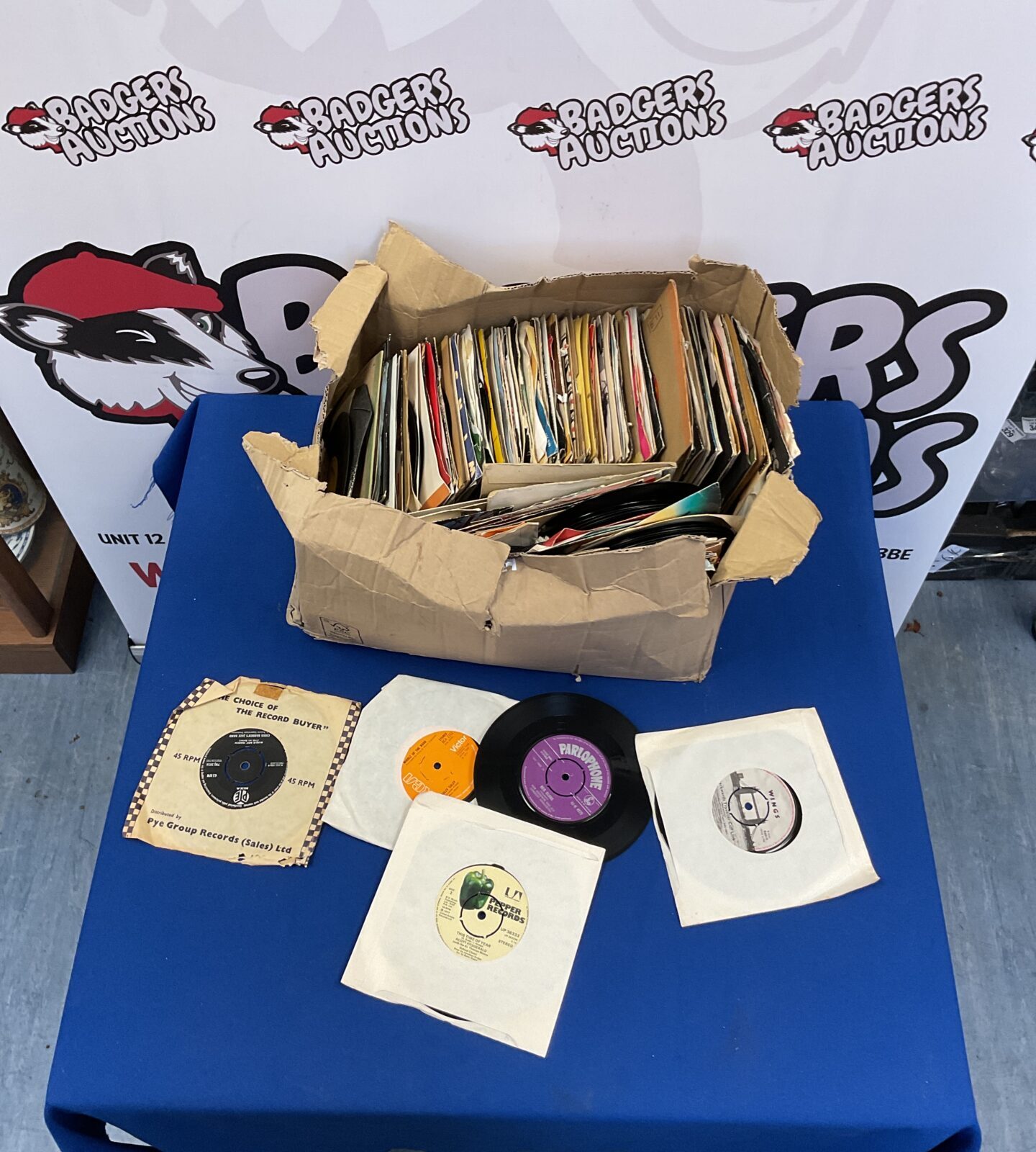 Mixed lot of 7 inch vinyl singles for collectors.