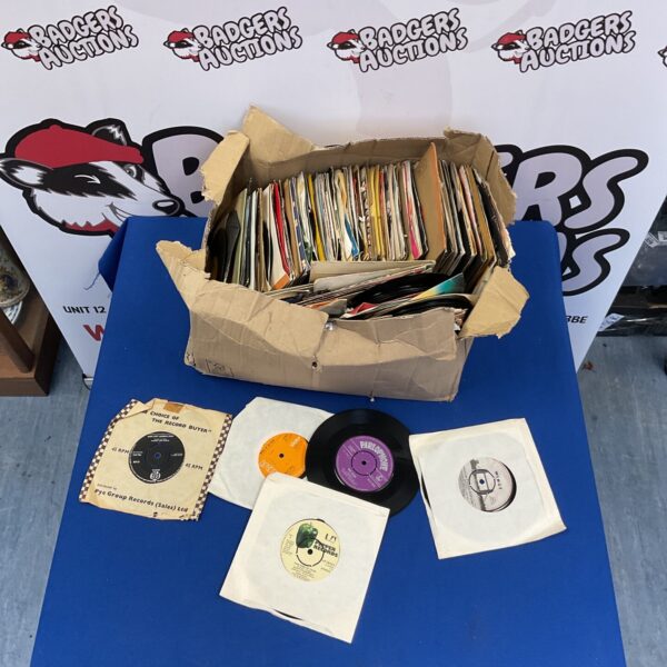 Mixed lot of 7 inch vinyl singles for collectors.