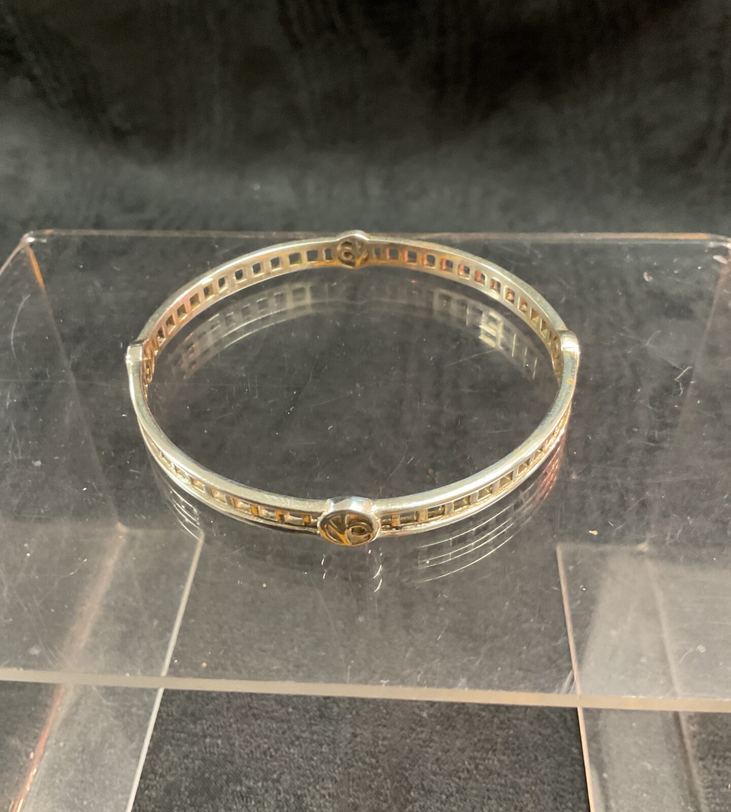 Elegant 925 silver bangle bracelet, classic fashion jewellery.