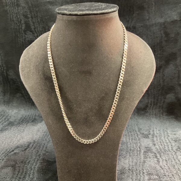 Close-up of a 925 silver curb chain necklace on a display stand.
