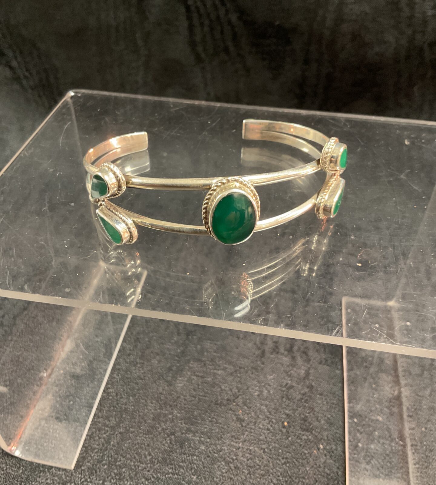 Elegant 925 silver bracelet with a vibrant green stone.