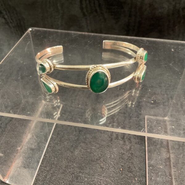 Elegant 925 silver bracelet with a vibrant green stone.