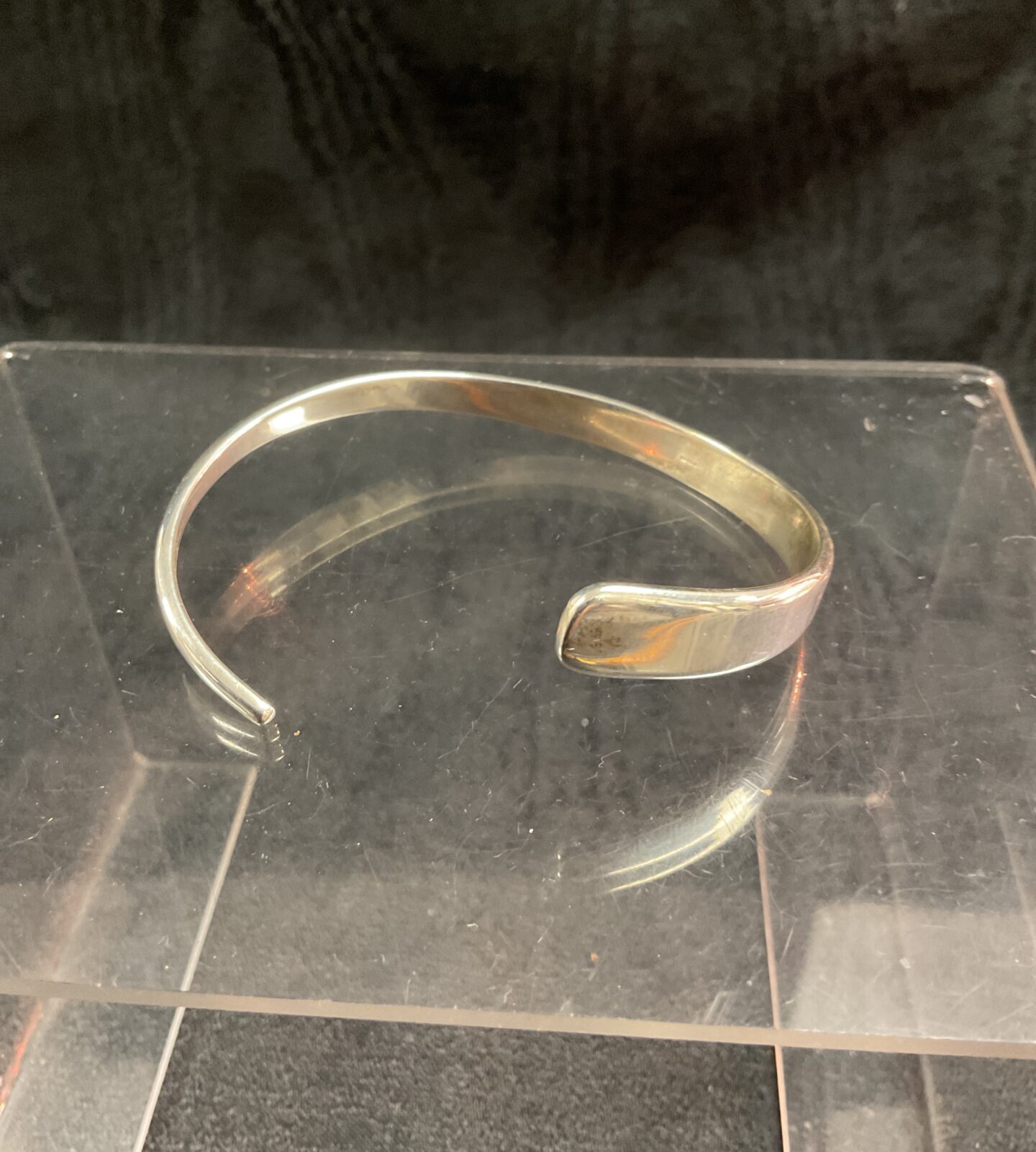 Elegant 925 silver twist bracelet, stylish women's jewellery.