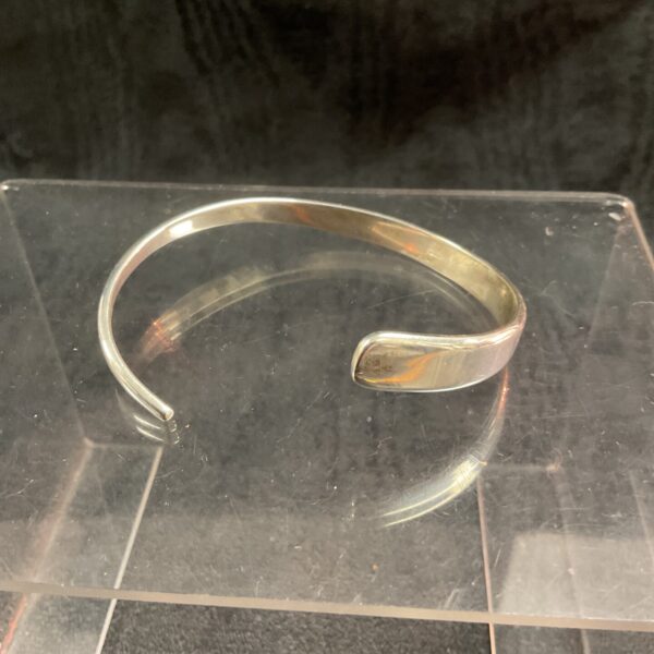 Elegant 925 silver twist bracelet, stylish women's jewellery.