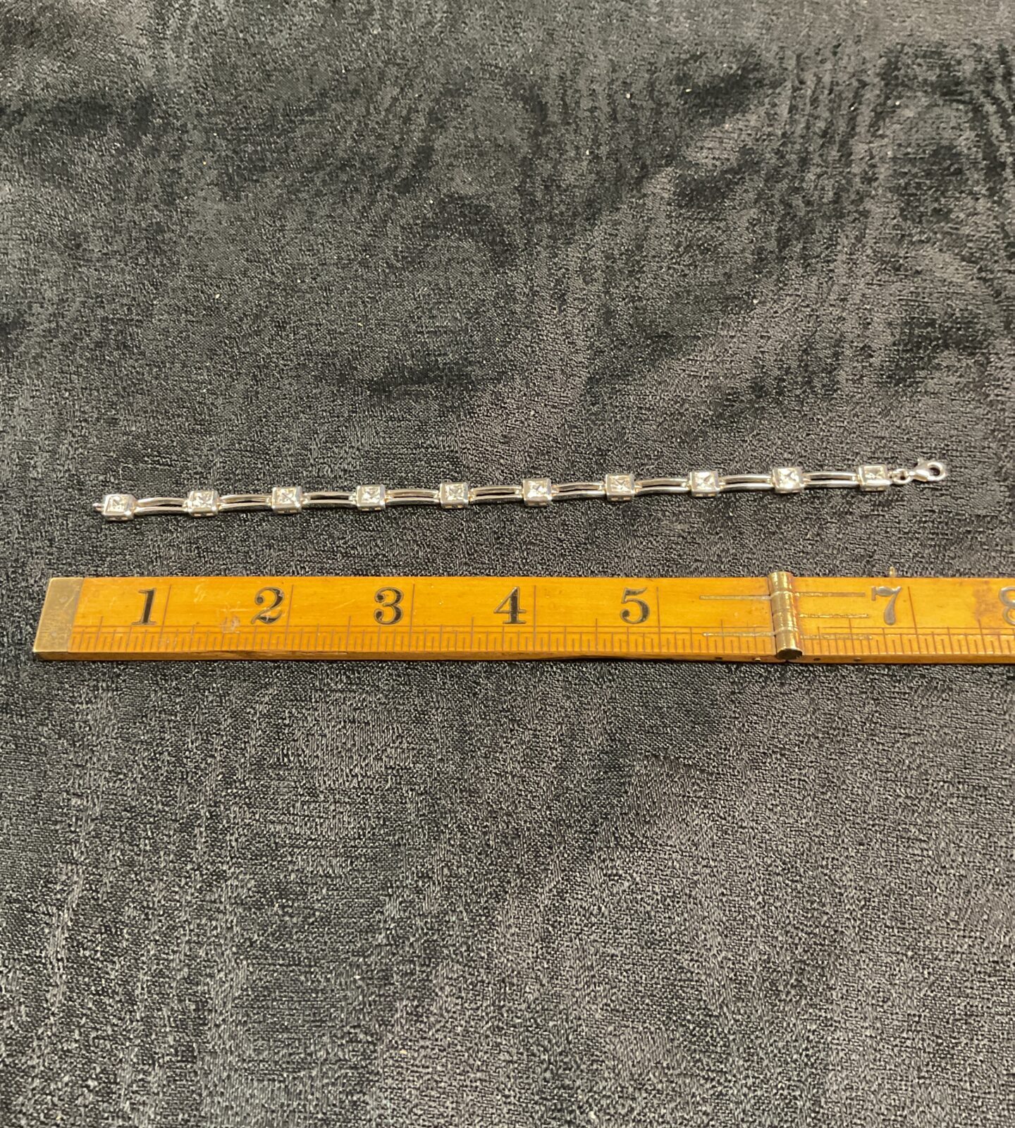 Elegant 925 silver bracelet with sparkling white stones.