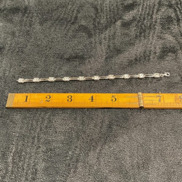 Elegant 925 silver bracelet with sparkling white stones.