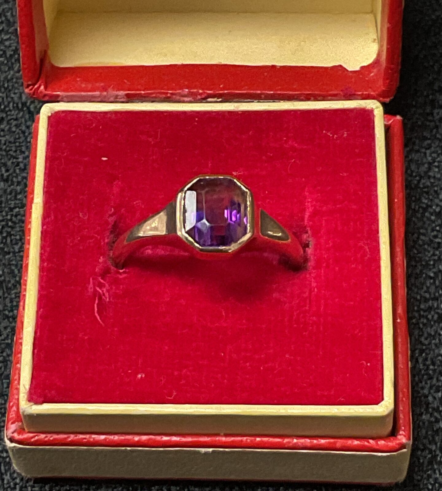 Vintage 9ct gold ring with a purple amethyst gemstone.