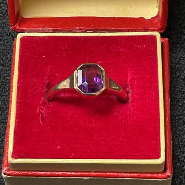 Vintage 9ct gold ring with a purple amethyst gemstone.