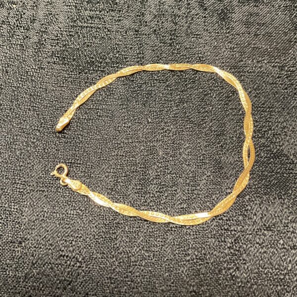 Delicate 9ct gold bracelet with a vintage style.