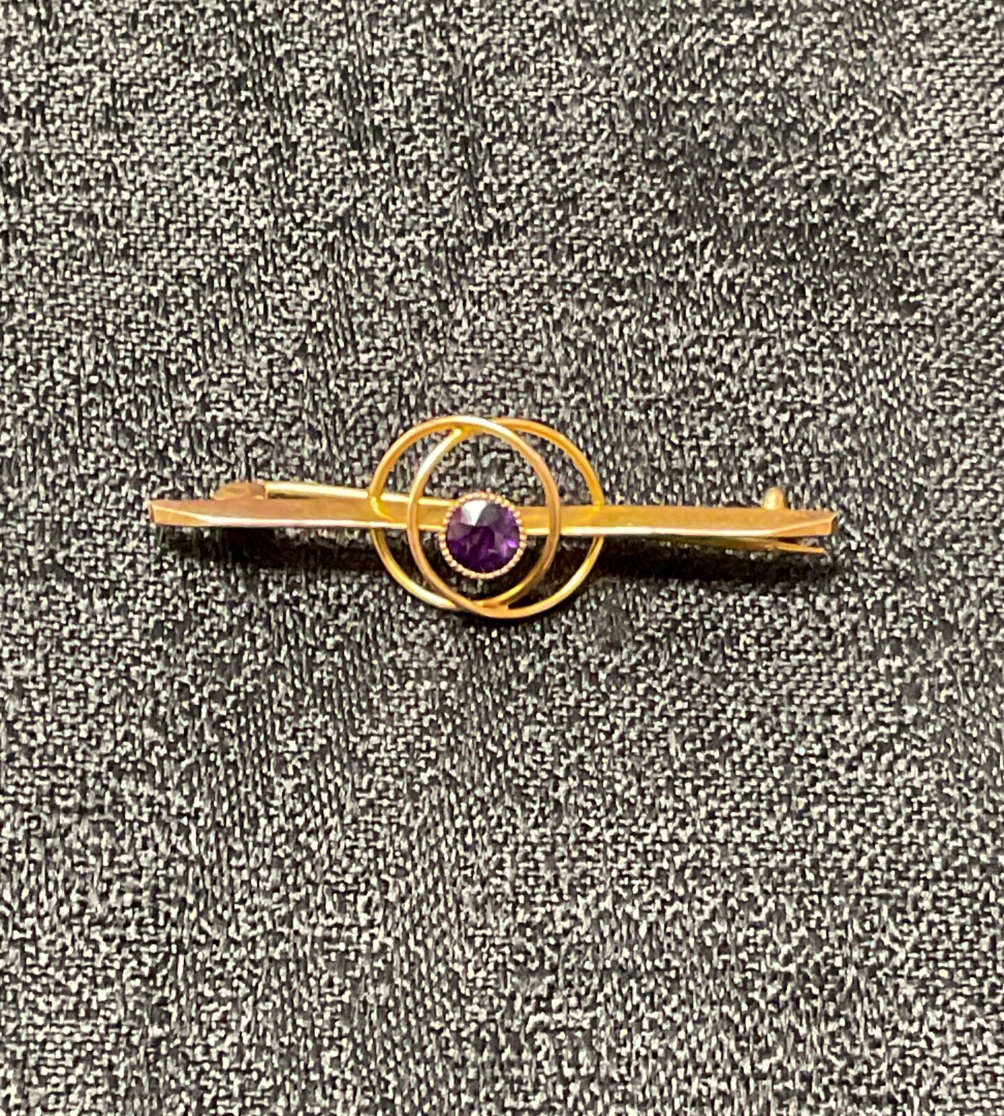Vintage 9ct gold brooch with a central garnet stone.