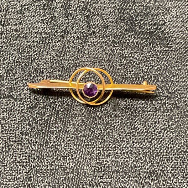 Vintage 9ct gold brooch with a central garnet stone.