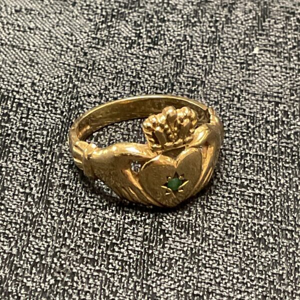 Vintage 9ct gold lovers ring with heart detail.