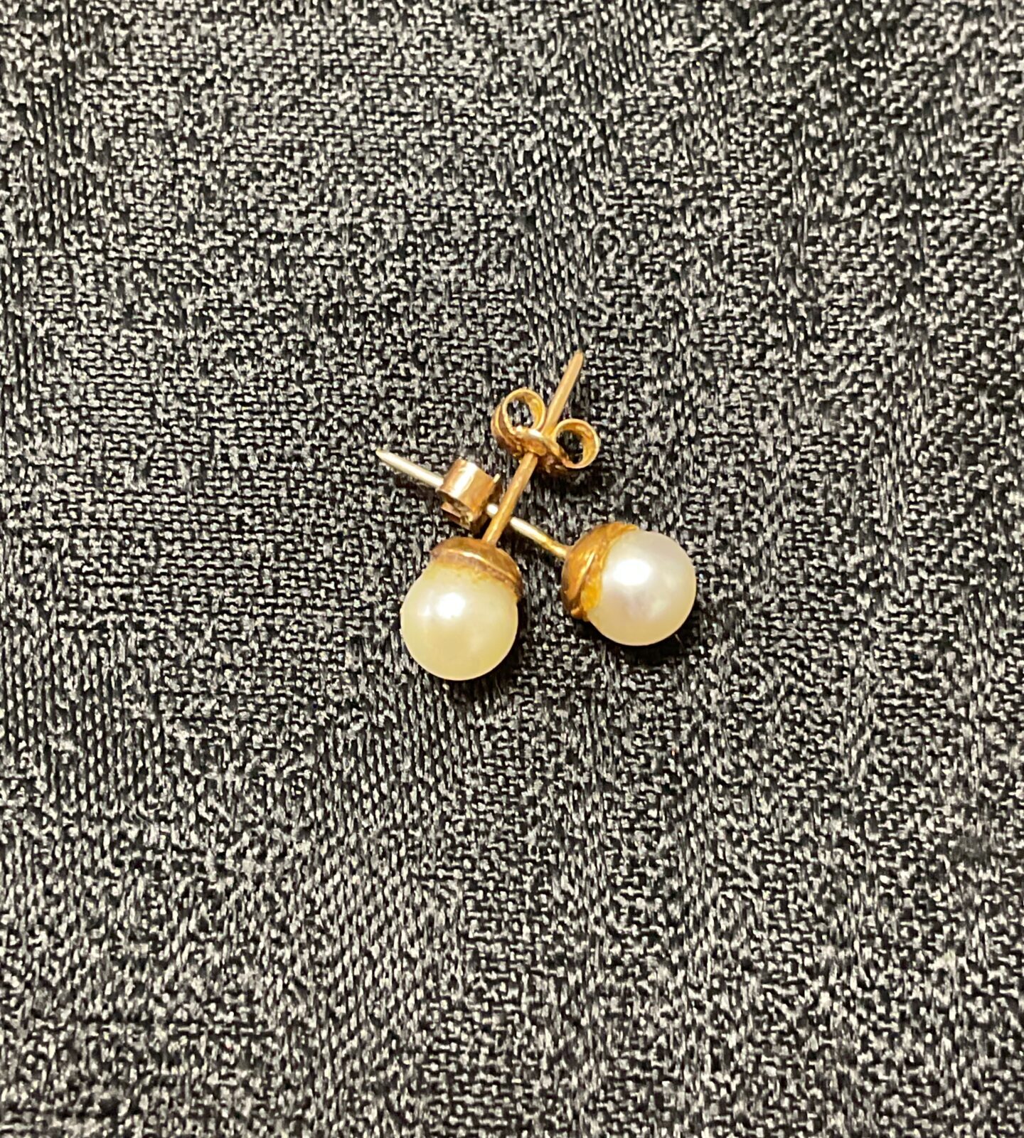 Classic 9ct gold pearl stud earrings for women