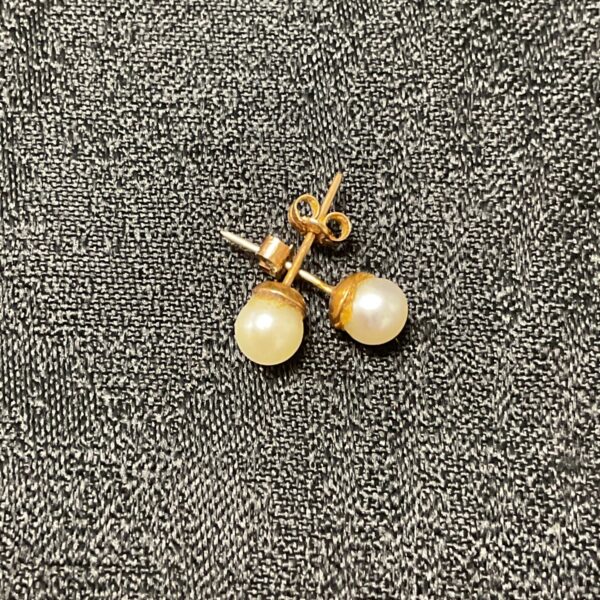 Classic 9ct gold pearl stud earrings for women