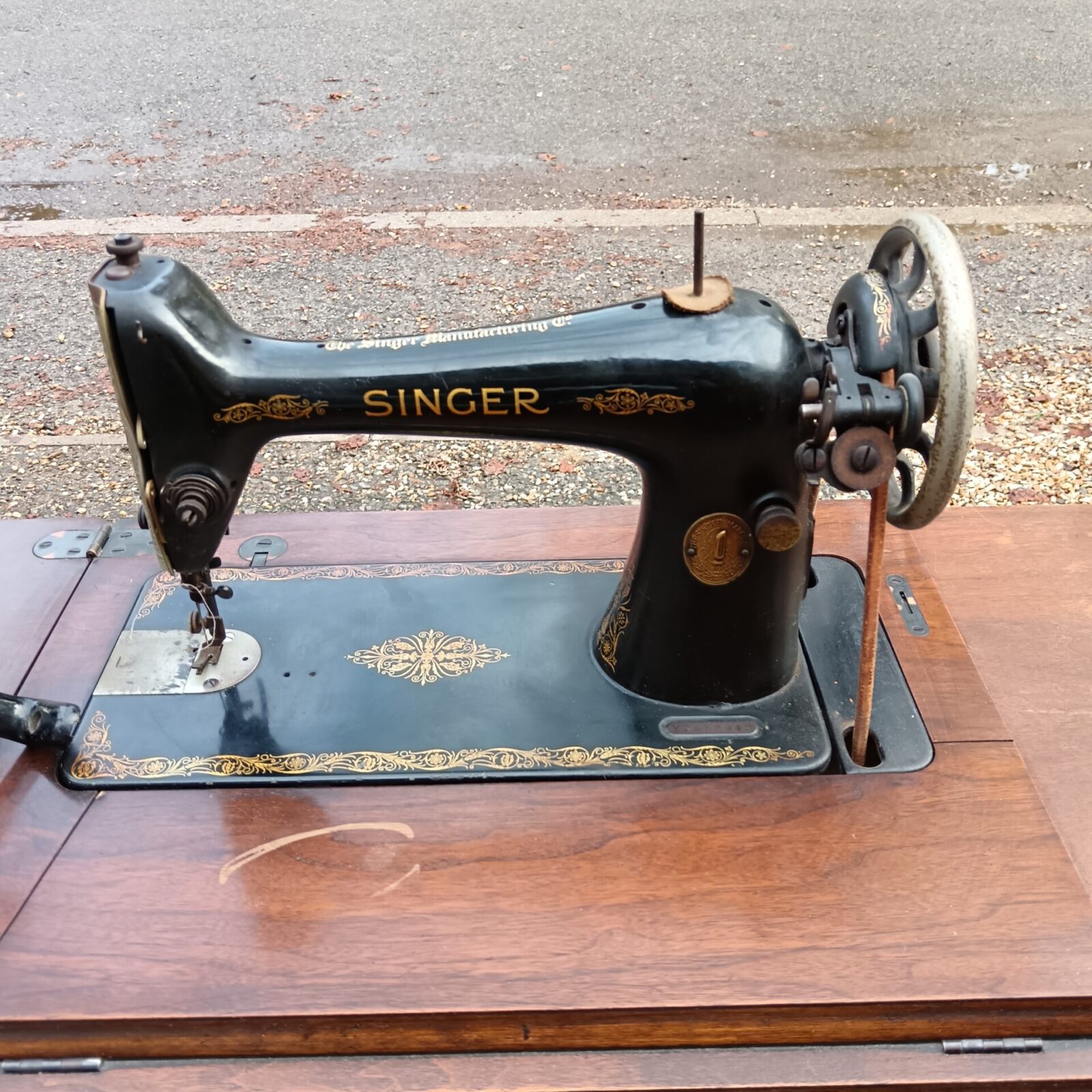 Vintage Singer treadle base Sewing Machine - Image 4