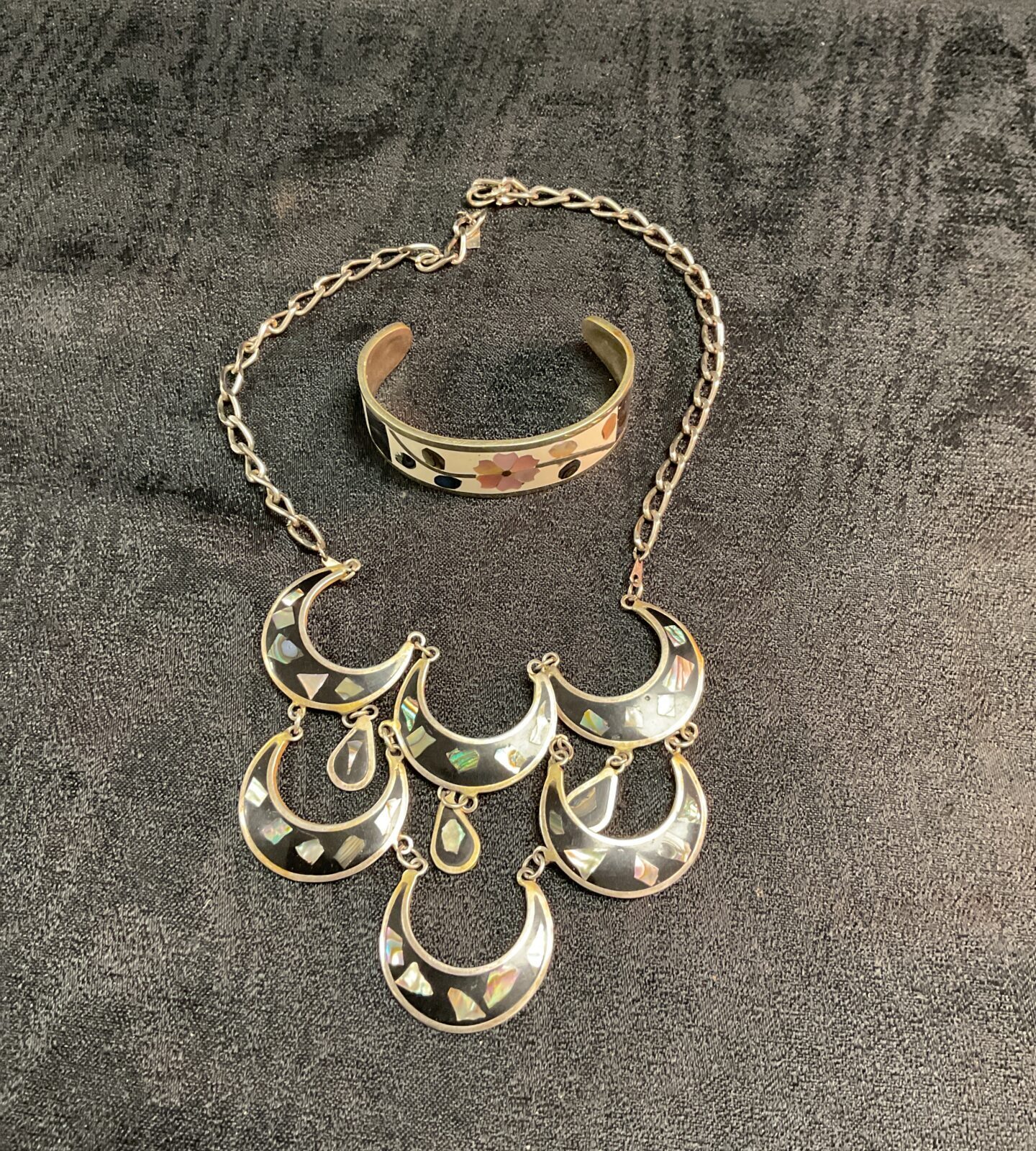 Vintage Mexican jewellery set with iridescent abalone shell necklace and bracelet.