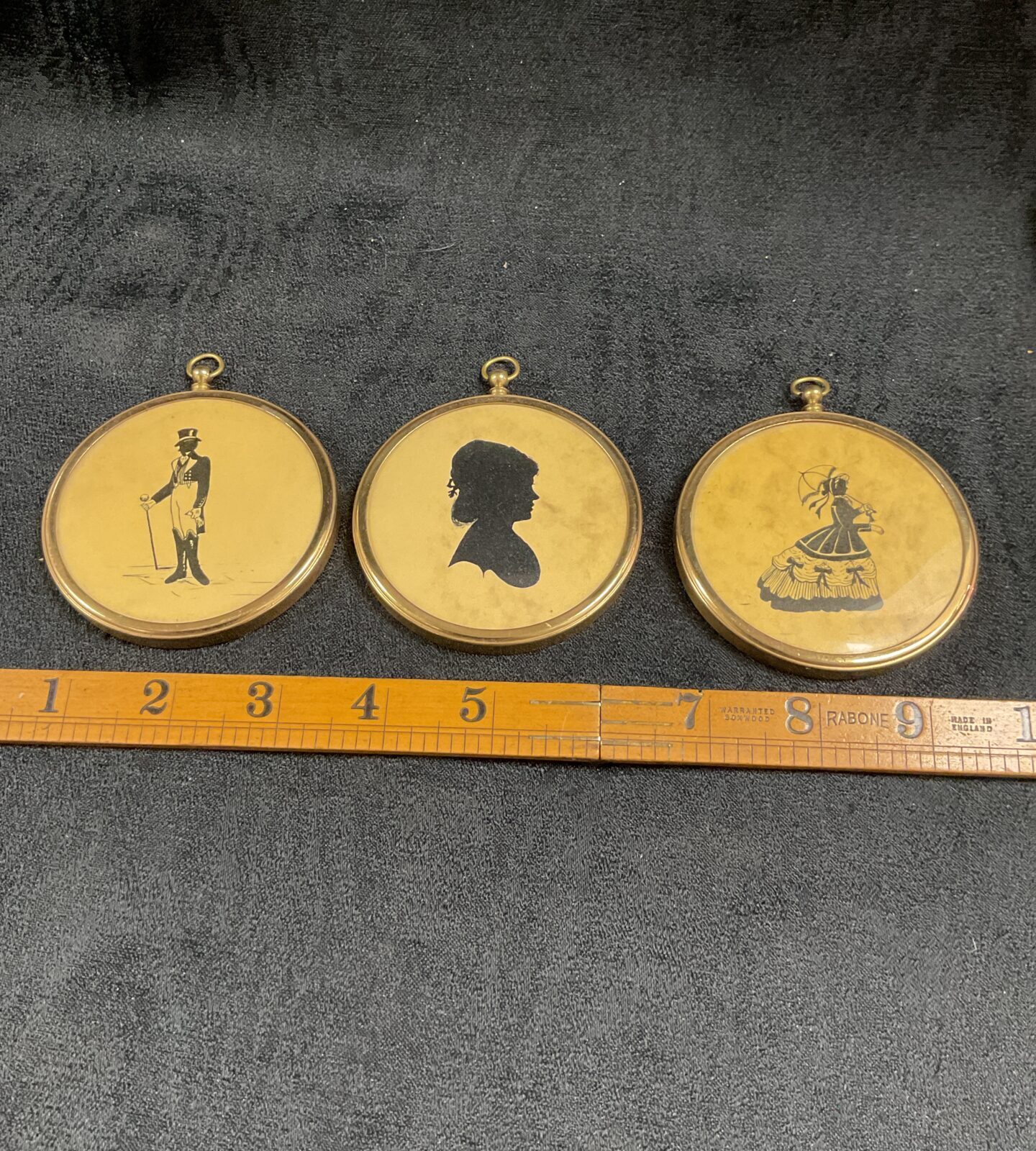 Antique silhouette portrait of a gentleman in a black frame.
