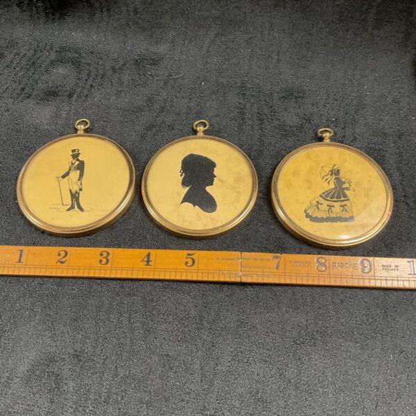 Antique silhouette portrait of a gentleman in a black frame.